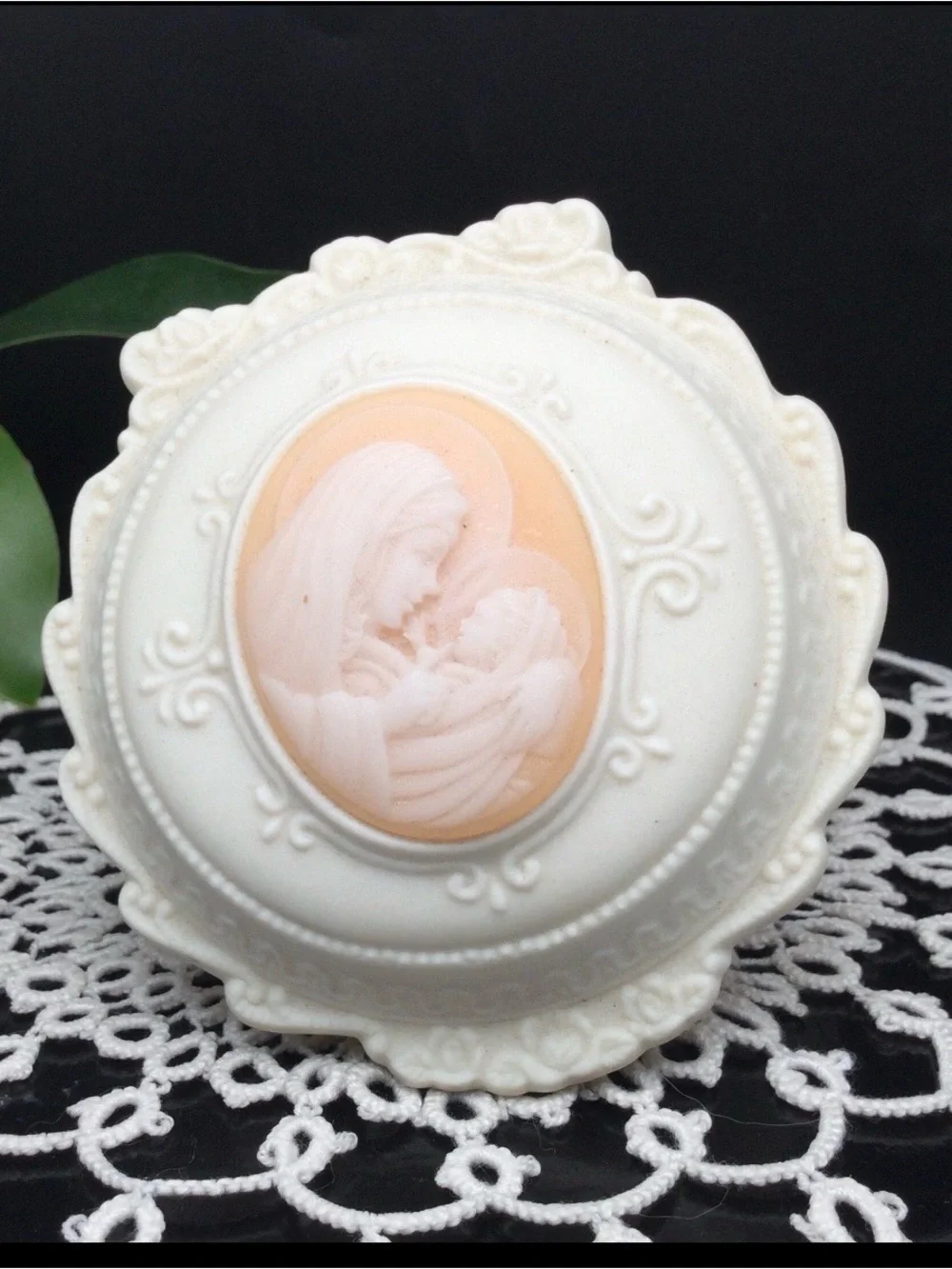 Vintage-Inspired White Cameo Trinket Box with Peach Cameo